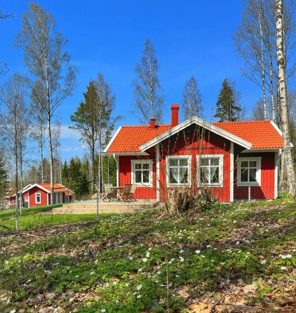 Rotes Ferienhaus mit Garten und viel Platz für Hunde