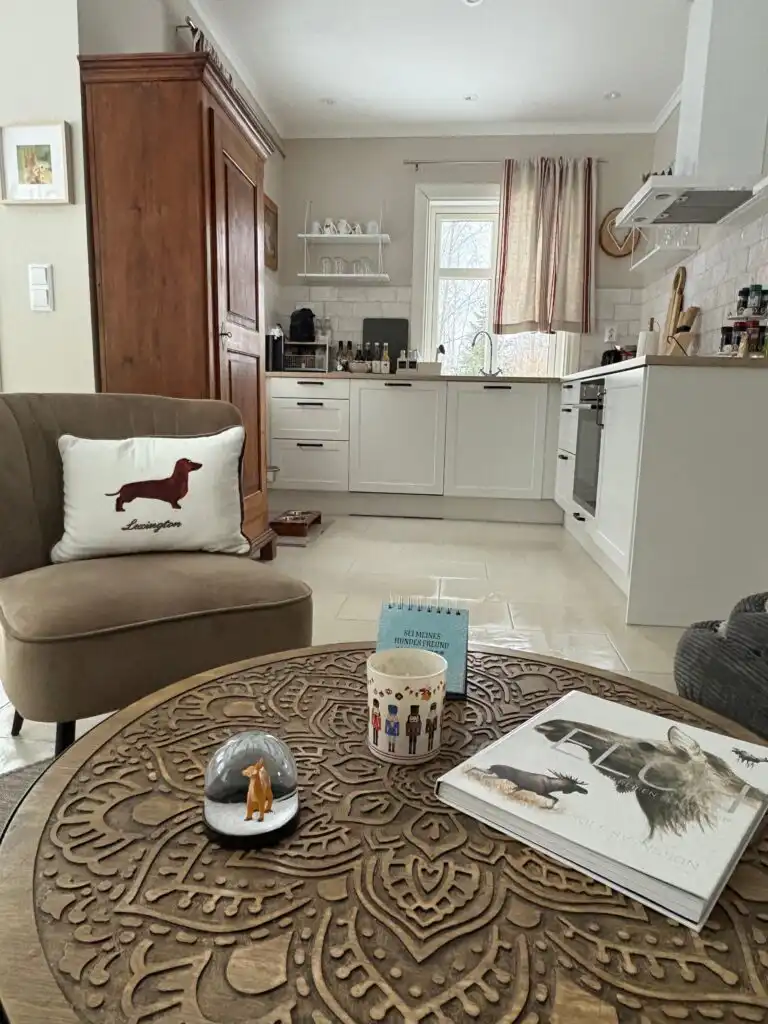Wohnzimmer mit Sofa und gemütlicher Einrichtung im Ferienhaus