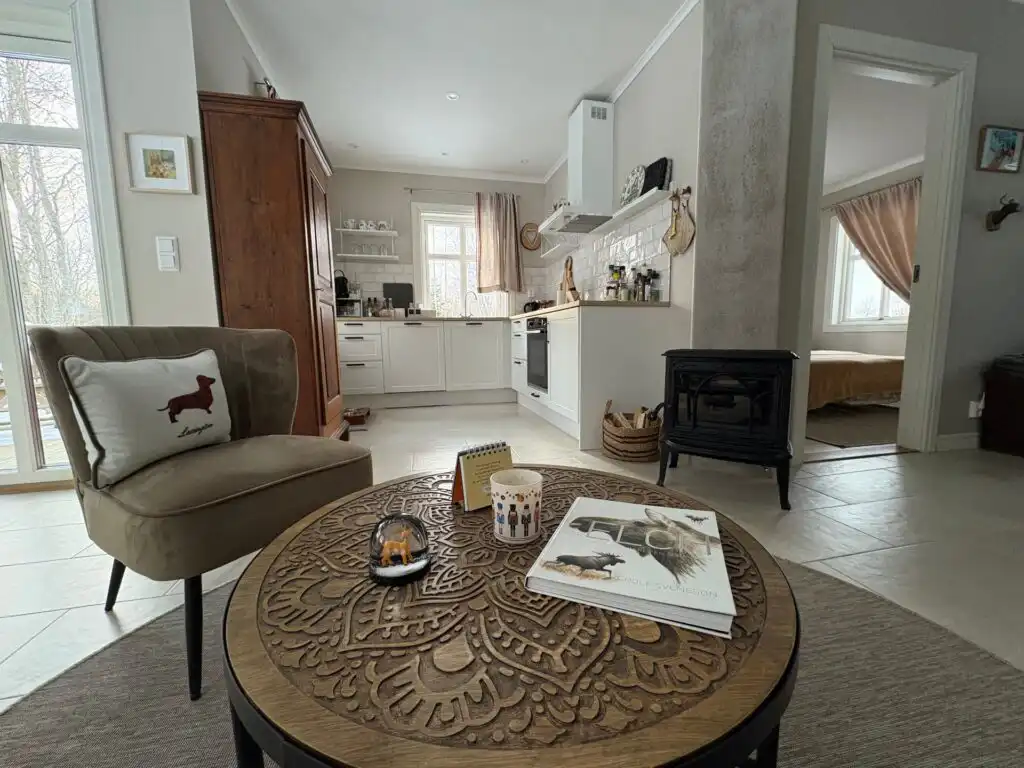Wohnzimmer mit Tisch und Stühlen im Ferienhaus Paws of Idhult