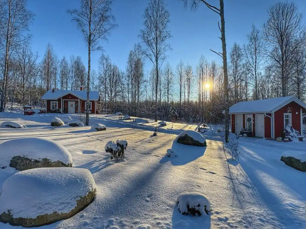Ferienhaus im Winter mit Schnee und ruhiger Lage im Wald