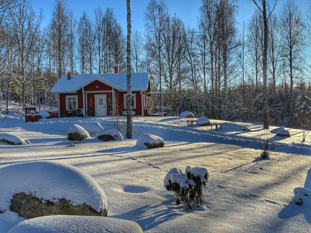 Winterlandschaft mit Ferienhaus und Schnee in Südschweden