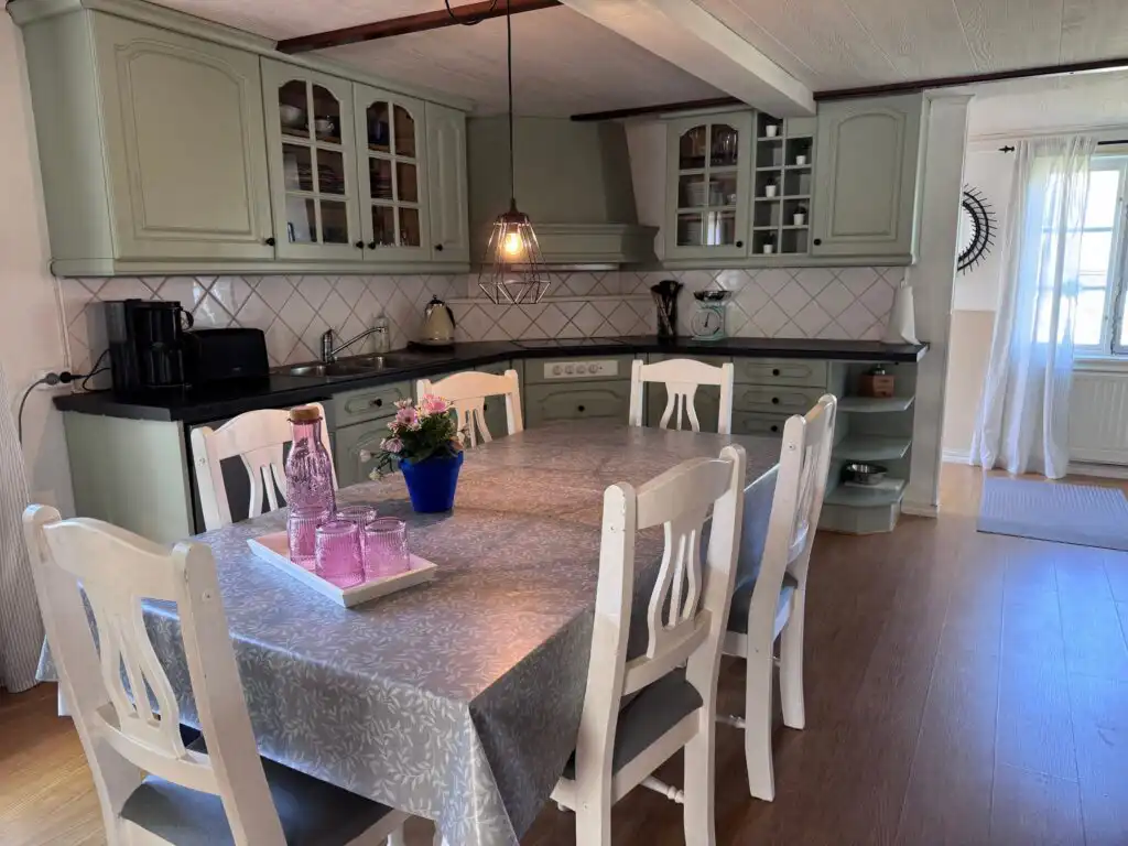 Moderne Küche mit Essplatz im Ferienhaus Hus Hagagatan