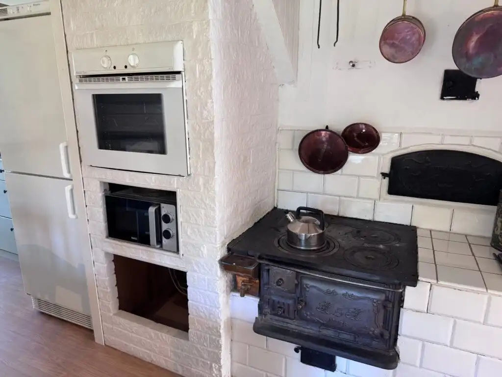 Küche mit Holzofen und schwedischer Einrichtung im Ferienhaus