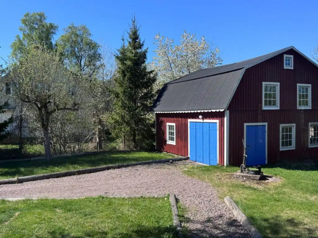 Außenansicht des Ferienhauses mit Garten und Natur