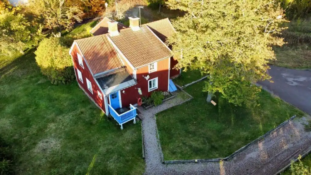 Luftaufnahme des familienfreundlichen Ferienhauses mit großem Garten
