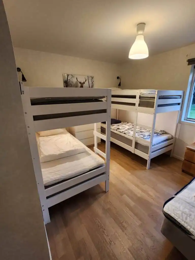 Gemütliches Schlafzimmer mit Einzelbetten im Ferienhaus Skogshem in Schweden