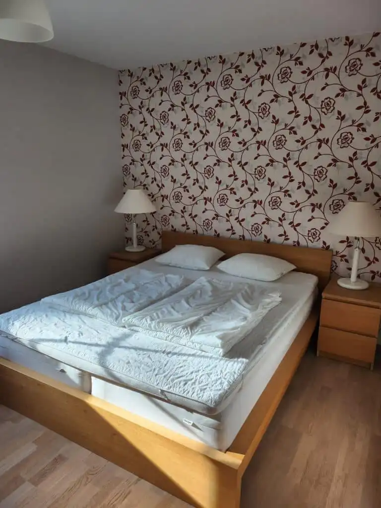 Schlafzimmer mit Doppelbett im Ferienhaus Skogshem in Schweden