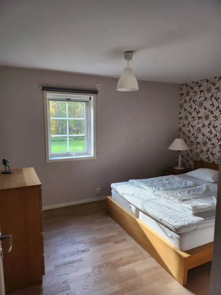 Modernes Schlafzimmer mit Stauraum im Ferienhaus am See in Småland
