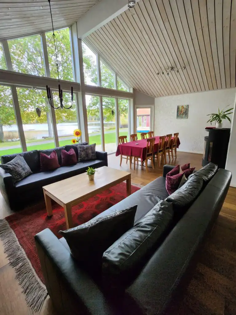 Wohnzimmer mit Panoramablick auf den See Sidlången in Schweden