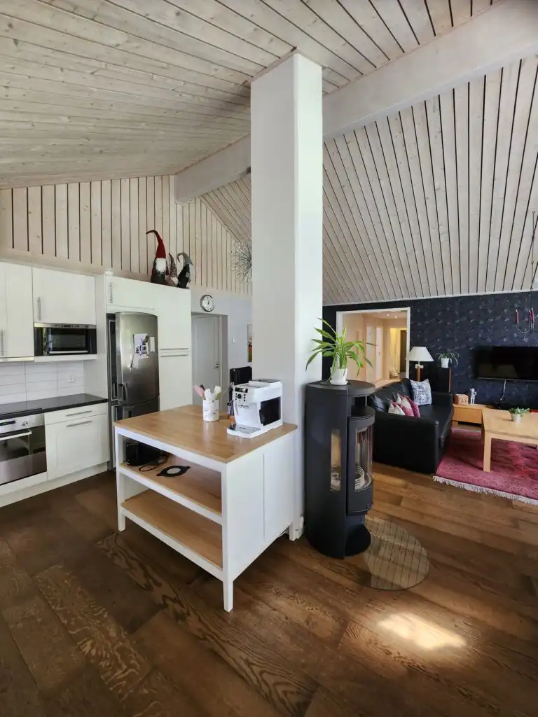 Offene Küche und Essbereich im Ferienhaus Skogshem in Småland
