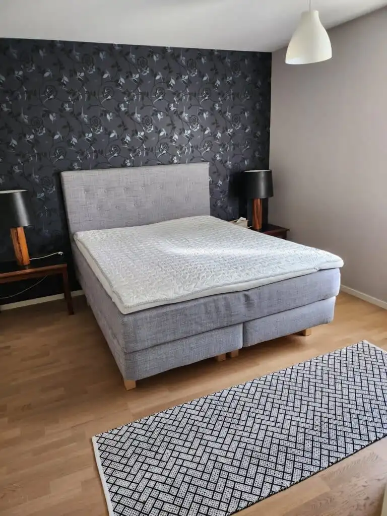 Gemütliches Schlafzimmer mit Doppelbett im Ferienhaus direkt am See in Schweden
