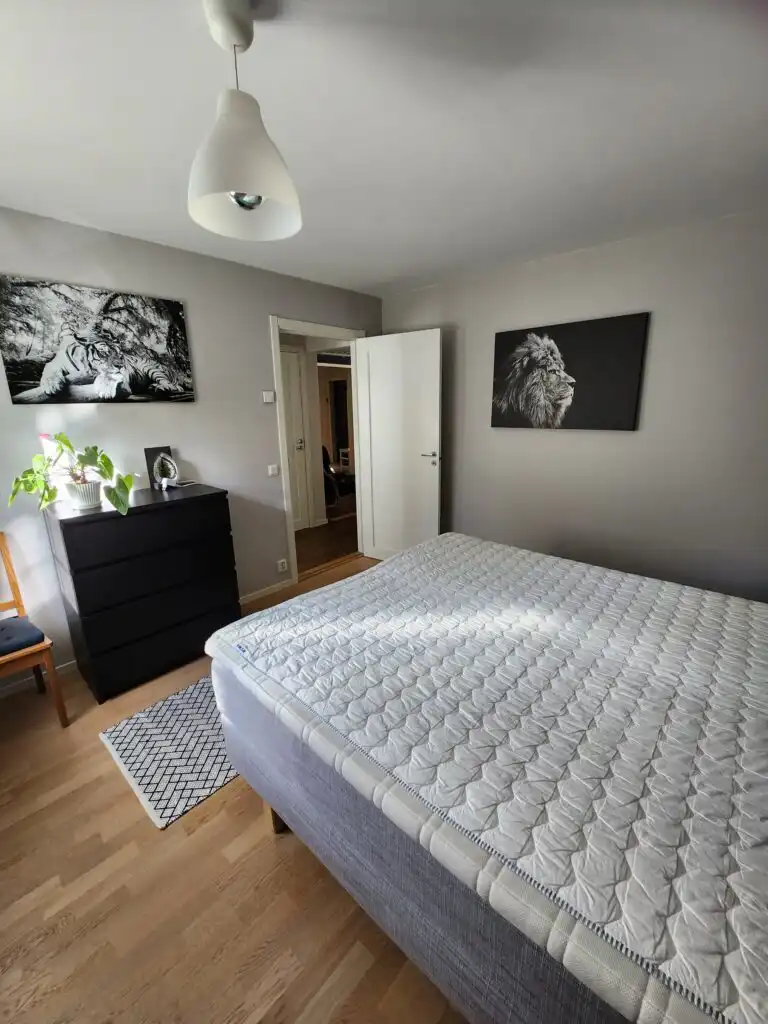 Schlafzimmer mit Doppelbett im Ferienhaus Skogshem am See in Småland