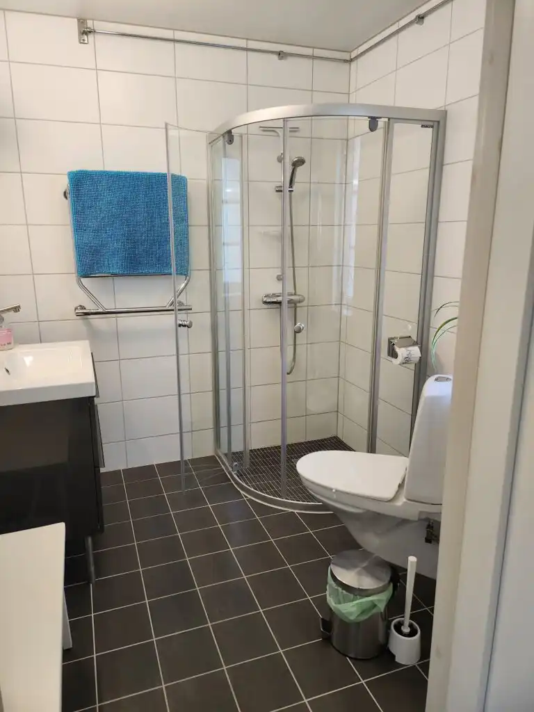 Helles Badezimmer mit Dusche im Ferienhaus Skogshem bei Vissefjärda