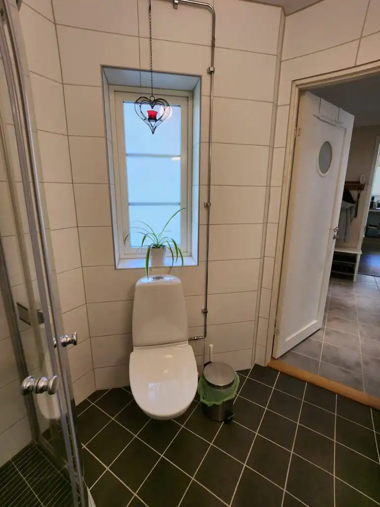 Badezimmer im skandinavischen Stil im Ferienhaus direkt am See Sidlången