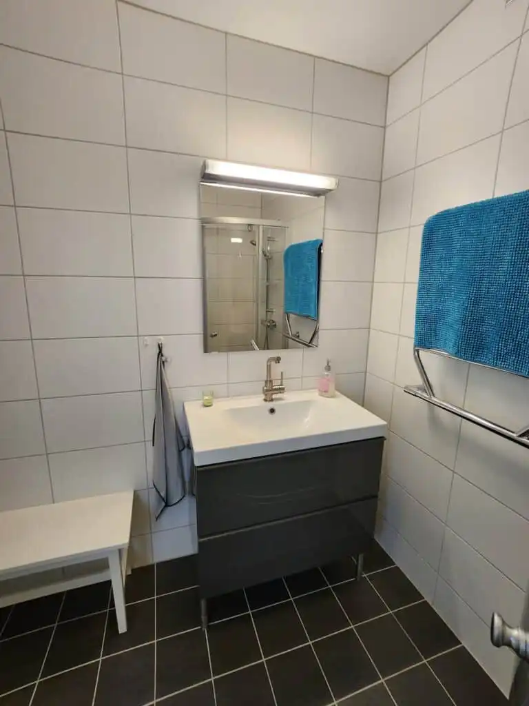 Badezimmer mit modernem Komfort im Ferienhaus Skogshem in Schweden