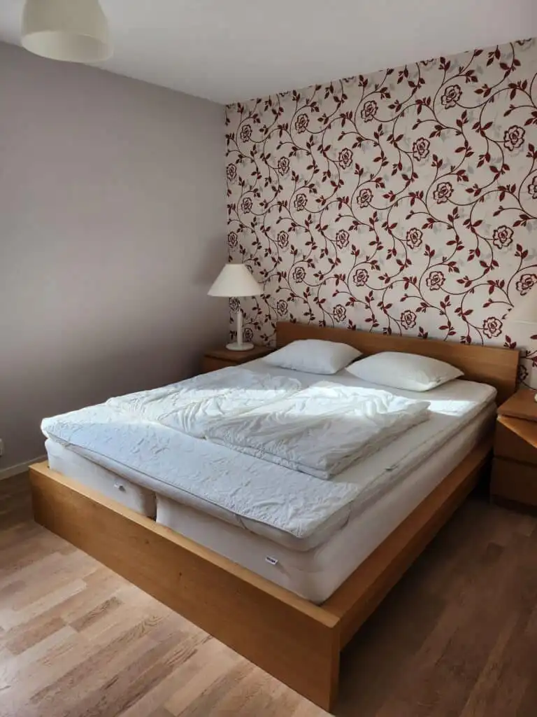 Gemütliches Schlafzimmer mit Doppelbett im Ferienhaus Skogshem