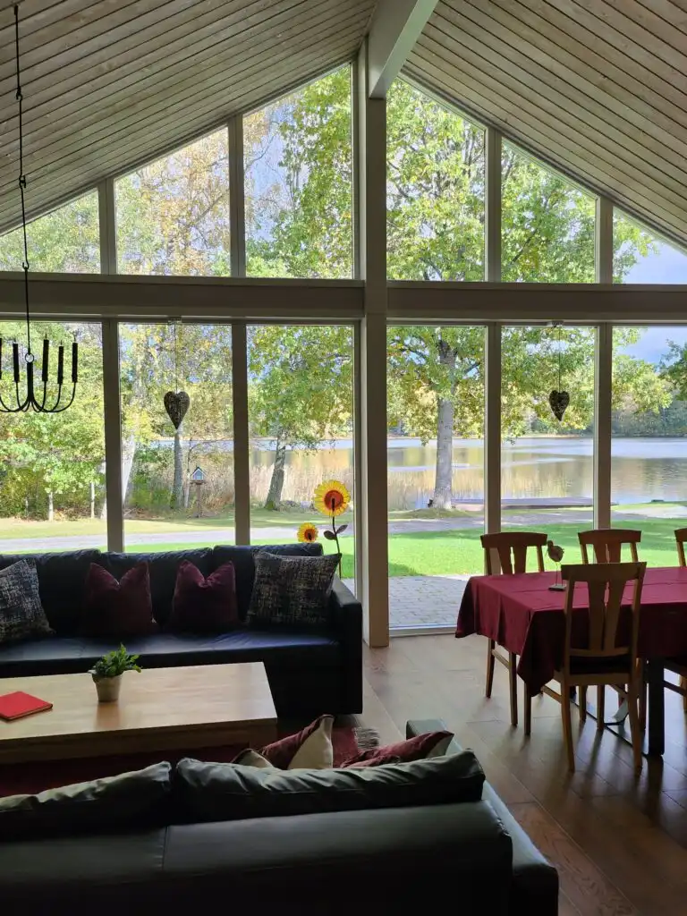 Wohnzimmer mit Seeblick im Ferienhaus Skogshem am See Sidlången