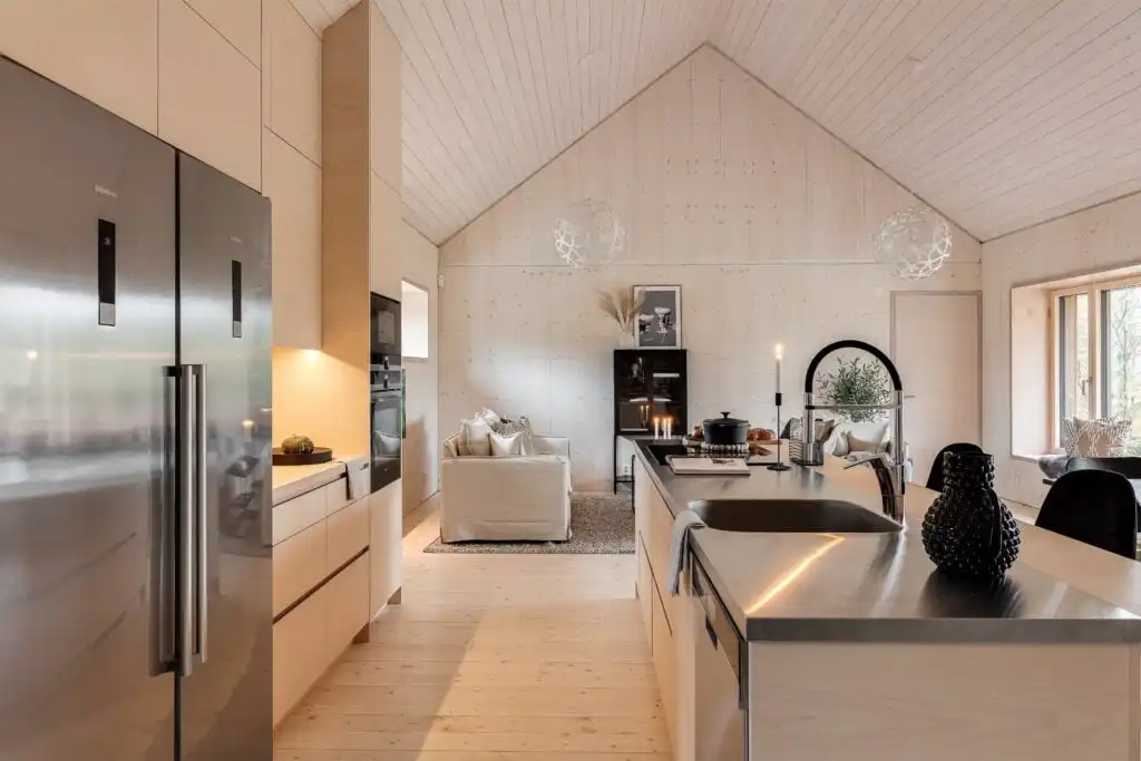 Heller Wohnbereich im nachhaltigen Passivhaus CIRCUITUS in Schweden