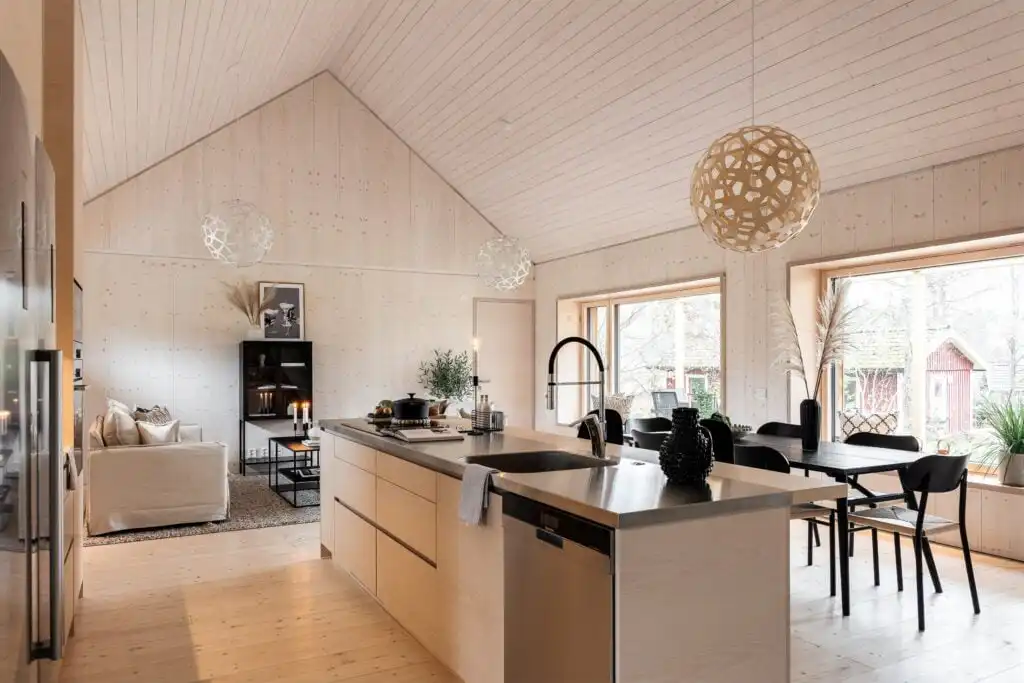 Offene Design Küche und Wohnbereich im ökologischen Ferienhaus CIRCUITUS