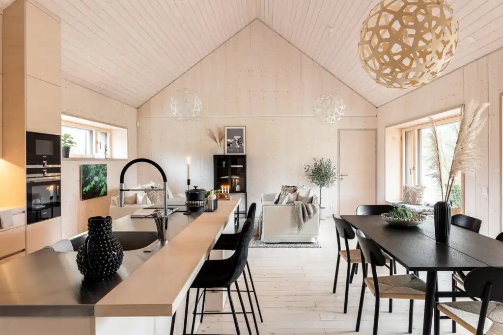 Moderner Essbereich mit skandinavischem Design im CIRCUITUS Småland