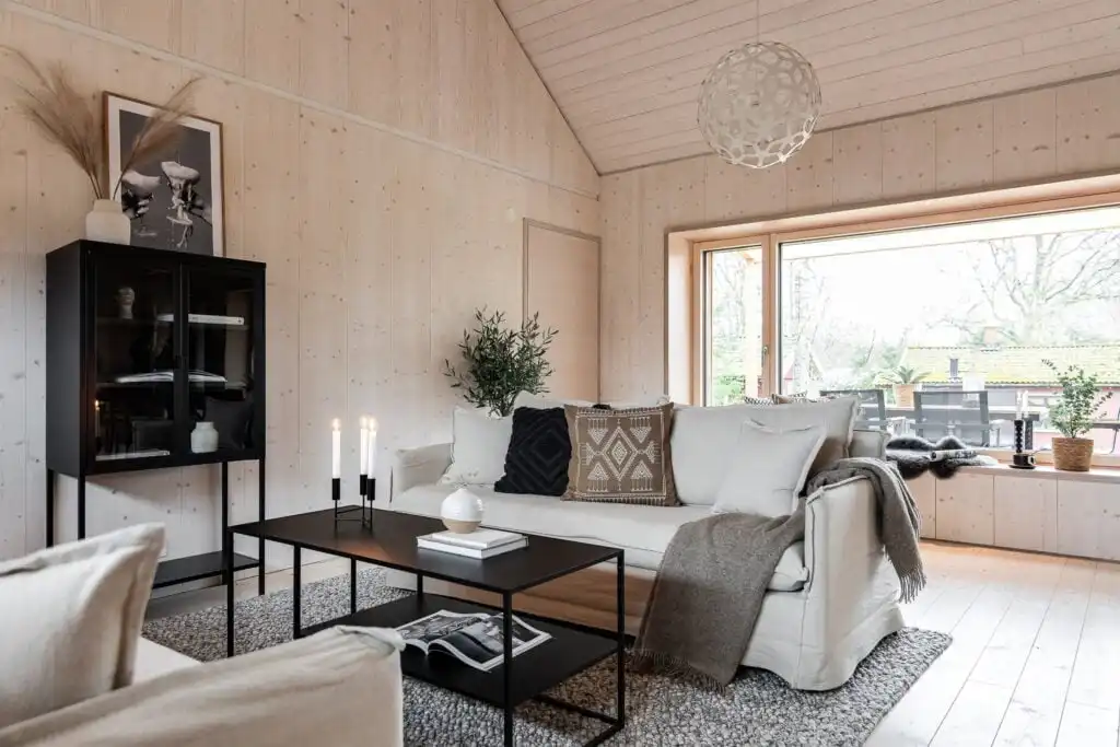 Gemütlicher Wohnbereich mit Wintergarten im nachhaltigen Designhaus CIRCUITUS