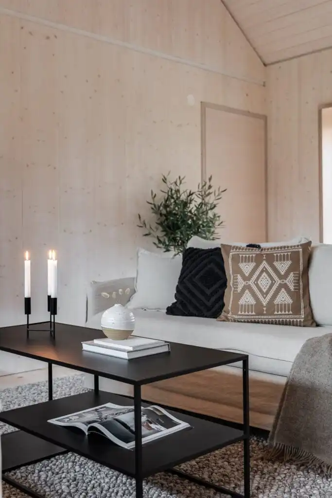 Moderner Wohnbereich mit skandinavischem Design im nachhaltigen Ferienhaus CIRCUITUS
