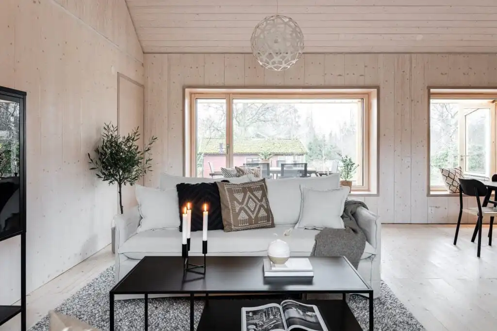 Heller Wohnbereich mit großen Fensterfronten im ökologischen Passivhaus CIRCUITUS