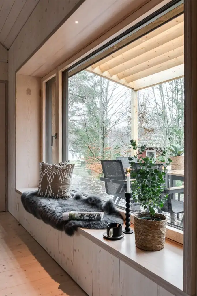 Heller Fensterbereich mit Blick in die Wälder Smålands im CIRCUITUS