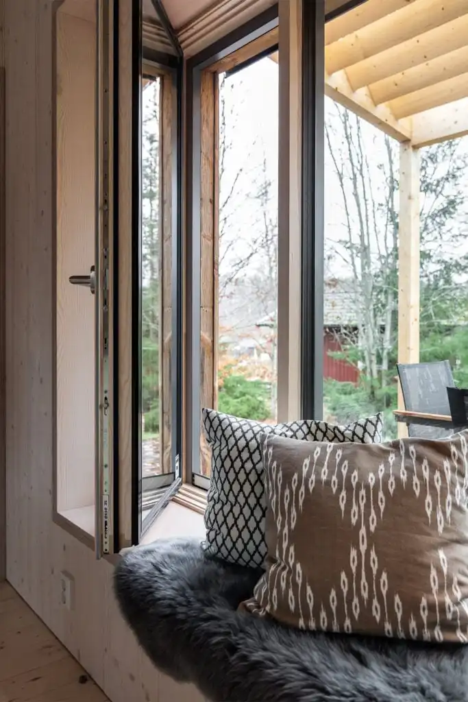 Gemütliche Sitznische mit Naturblick im ökologischen Ferienhaus CIRCUITUS