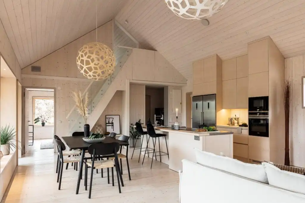Offener Wohn- und Essbereich im luxuriösen Passivhaus CIRCUITUS in Schweden