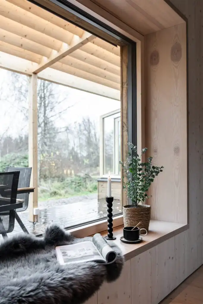 Große Fensterfront mit Naturblick im nachhaltigen Ferienhaus CIRCUITUS in Småland
