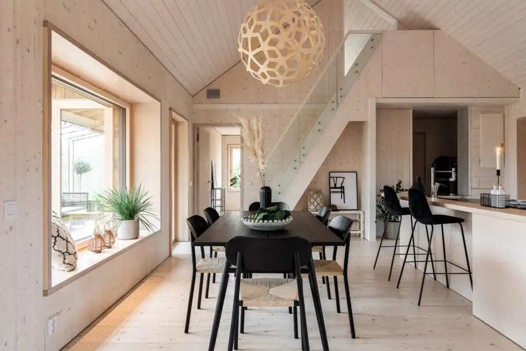 Offener Essbereich mit skandinavischem Design im CIRCUITUS bei Växjö