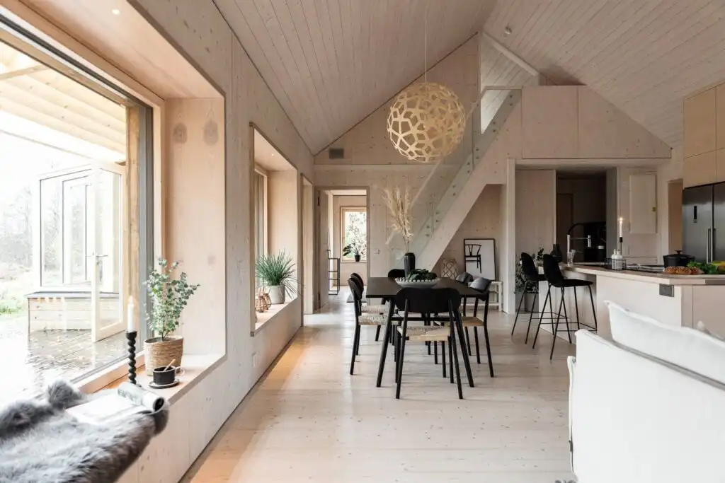 Lichtdurchfluteter Wohn- und Essbereich im ökologischen Passivhaus CIRCUITUS