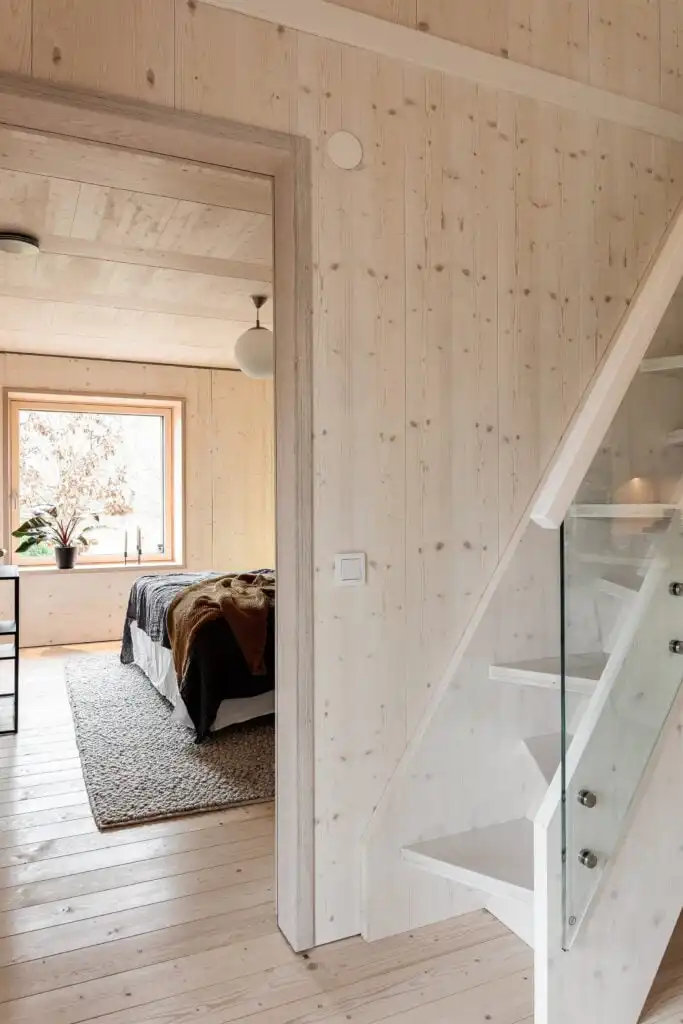 Architektonische Designtreppe im ökologischen Ferienhaus CIRCUITUS Schweden