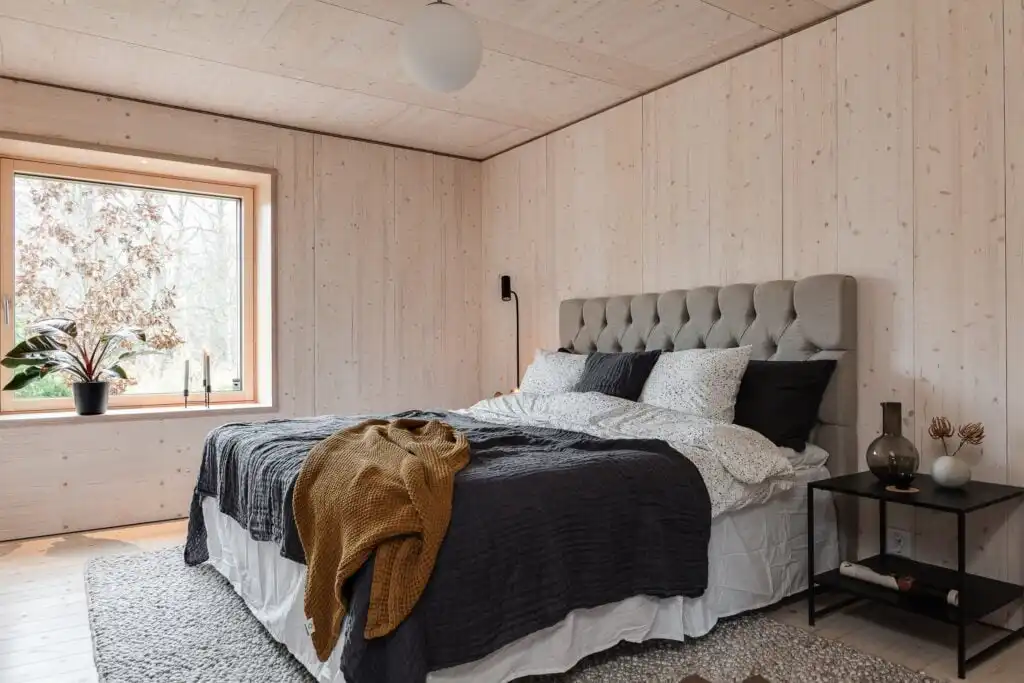 Gemütliches Schlafzimmer mit Naturblick im nachhaltigen Ferienhaus CIRCUITUS