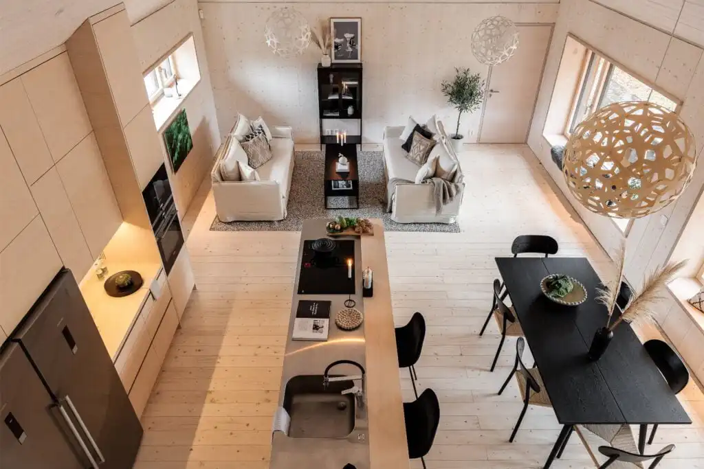 Offene Galerie und Wohnbereich im luxuriösen Designhaus CIRCUITUS Schweden