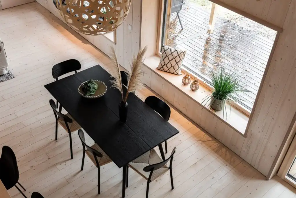 Moderner Essbereich mit Blick in die Natur im nachhaltigen Ferienhaus CIRCUITUS
