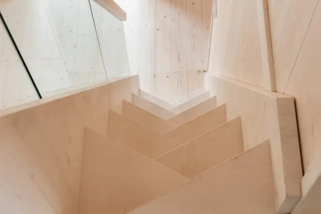 Minimalistische Design Treppe im ökologischen Passivhaus CIRCUITUS Schweden