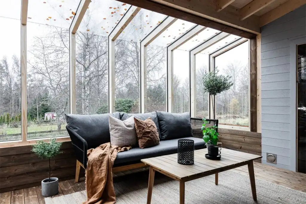 Gemütlicher Wintergarten mit Waldblick im CIRCUITUS Småland