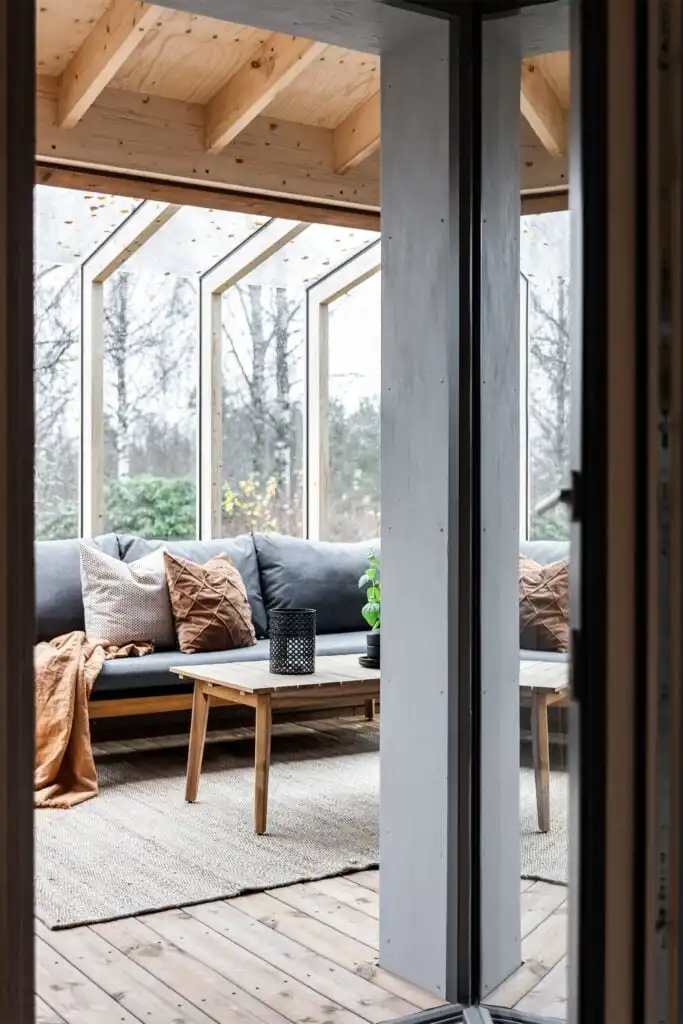 Große Glasfront mit Blick in die Wälder Smålands im nachhaltigen Ferienhaus CIRCUITUS