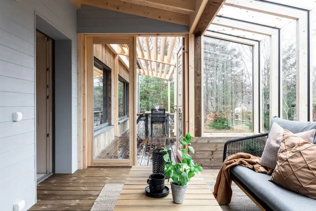 Lichtdurchfluteter Wintergarten im ökologischen Designhaus CIRCUITUS bei Växjö
