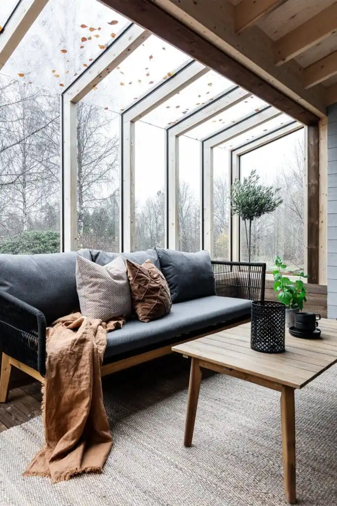 Moderner Wintergarten mit skandinavischem Design im CIRCUITUS Schweden