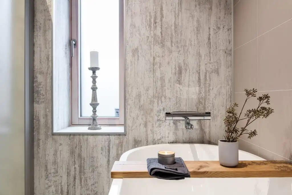 Stilvolles Badezimmer mit Naturmaterialien im CIRCUITUS Småland