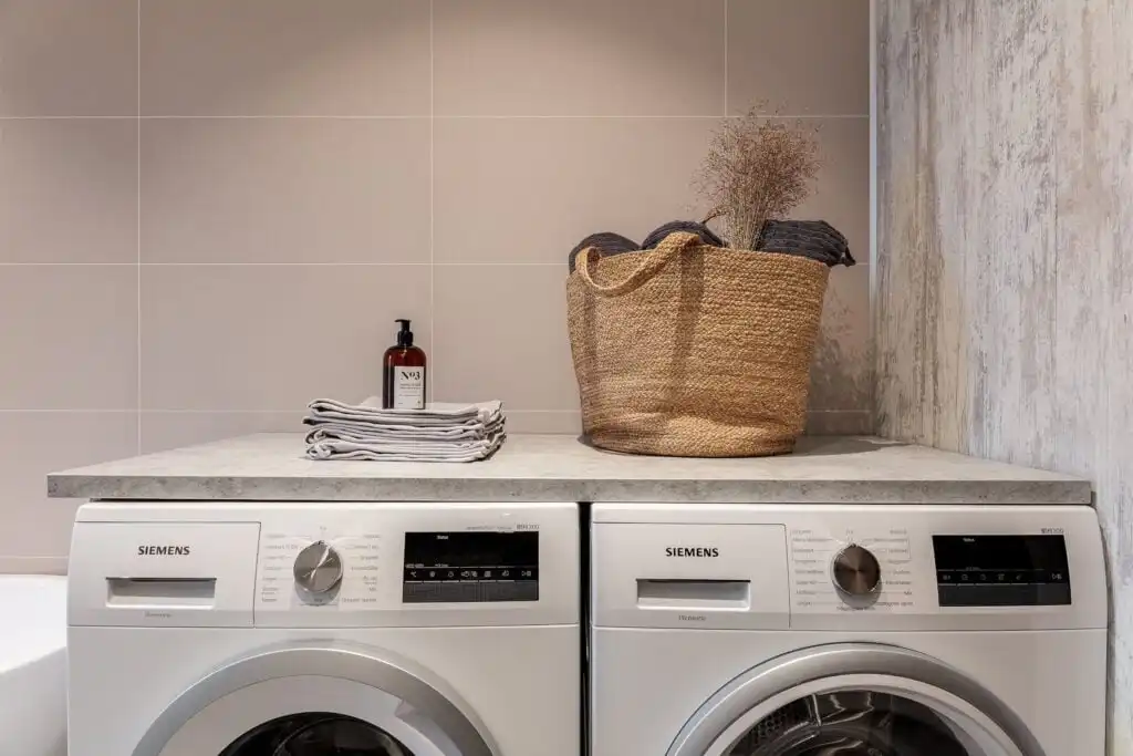 Moderner Hauswirtschaftsraum mit Waschmaschine im nachhaltigen Ferienhaus CIRCUITUS