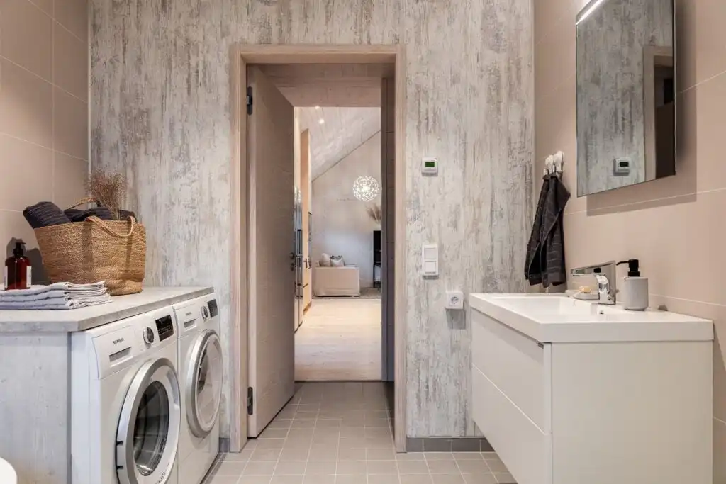 Helles Badezimmer mit Waschmaschine und Naturdesign im CIRCUITUS Småland