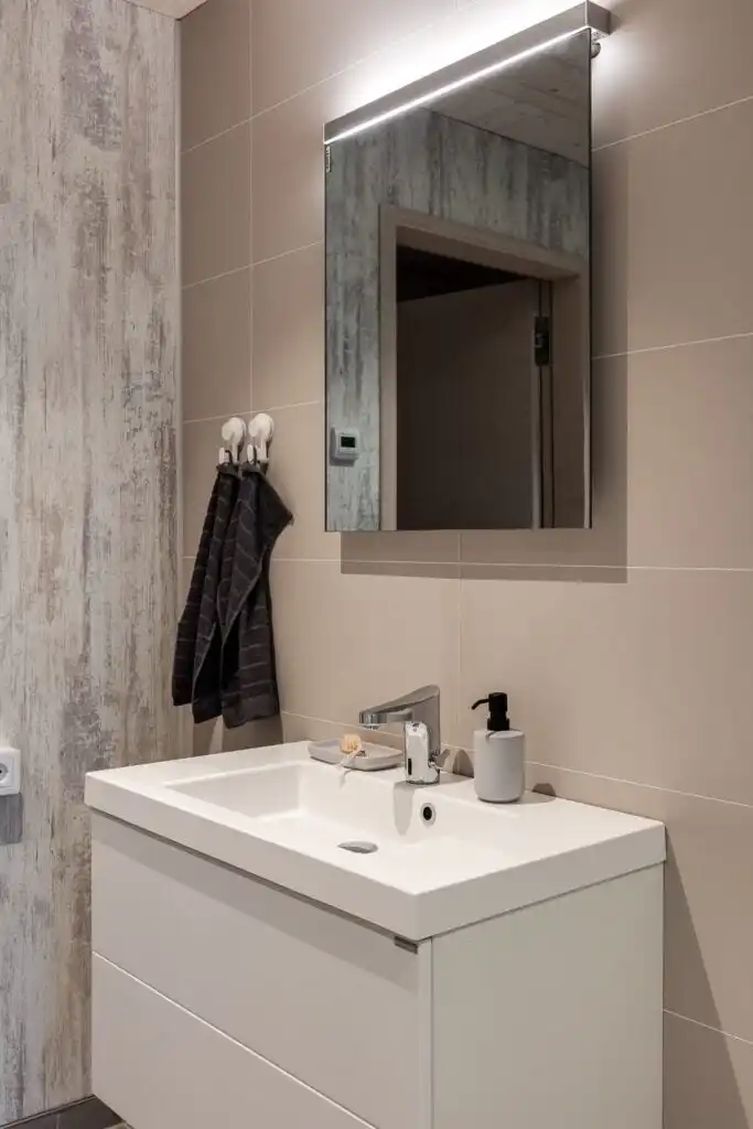 Stilvolles Waschbecken im skandinavischen Badezimmer des CIRCUITUS Schweden