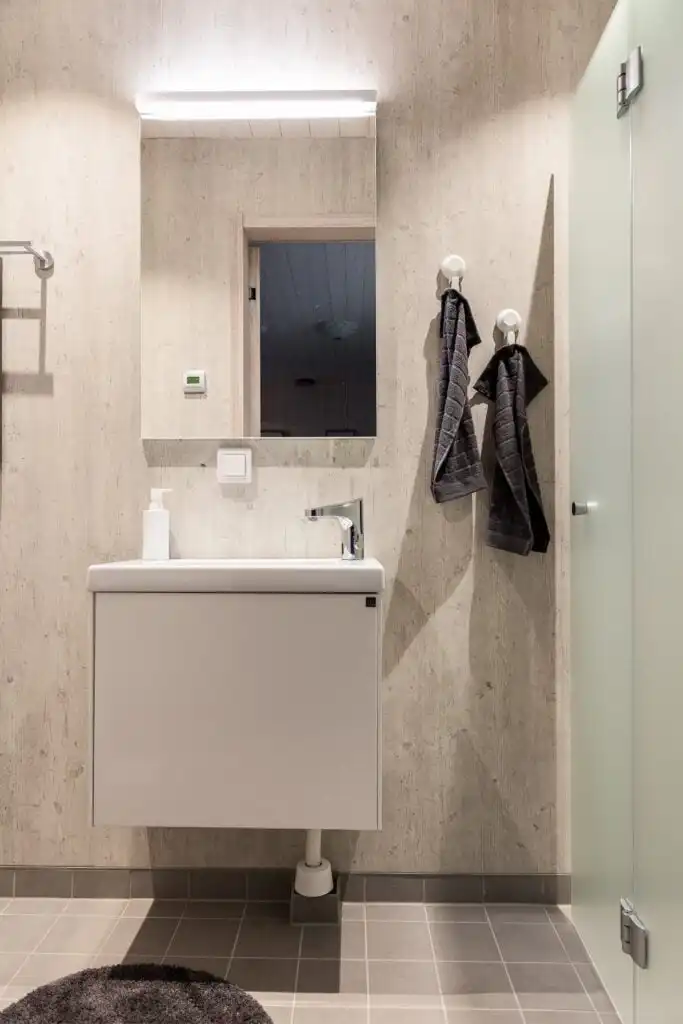 Modernes Badezimmer im ökologischen Passivhaus CIRCUITUS bei Växjö