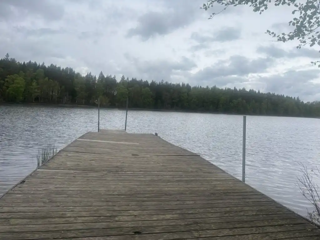 Holzsteg am idyllischen See nahe dem Ferienhaus CIRCUITUS in Småland