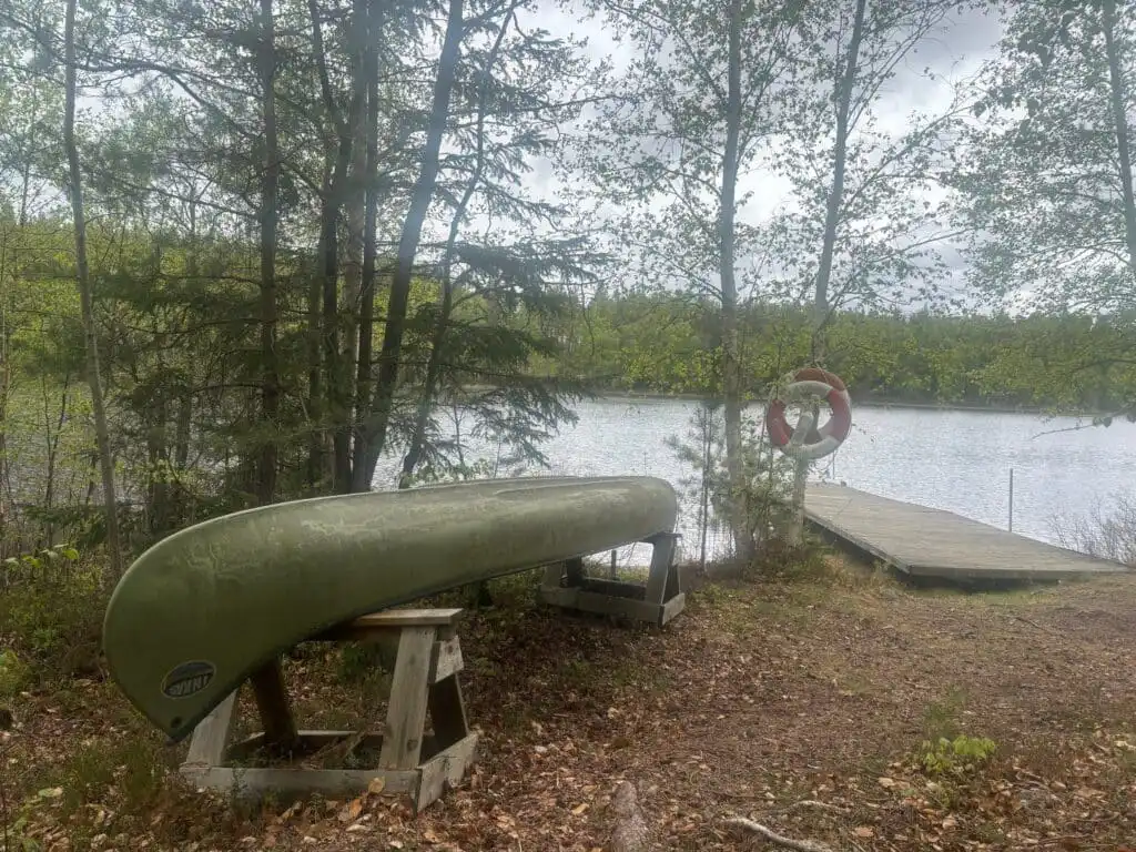 Naturbelassener Seezugang mit Kanadier nahe CIRCUITUS in Schweden