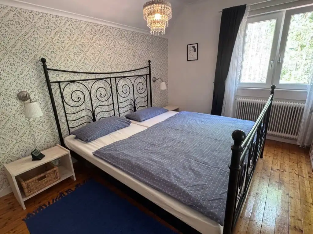 Schlafzimmer mit Doppelbett im Ferienhaus bei Vimmerby in Schweden